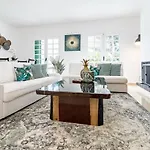 Charming And Modern 3-bedroom Duplex In Aloha Pueblo With Mountain Views Marbella