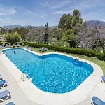 Charming And Modern 3-bedroom Duplex In Aloha Pueblo With Mountain Views Сasa de vacaciones Marbella