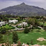 Charming And Modern 3-bedroom Duplex In Aloha Pueblo With Mountain Views Сasa de vacaciones Marbella