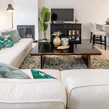 Casa vacanze Charming And Modern 3-bedroom Duplex In Aloha Pueblo With Mountain Views Marbella