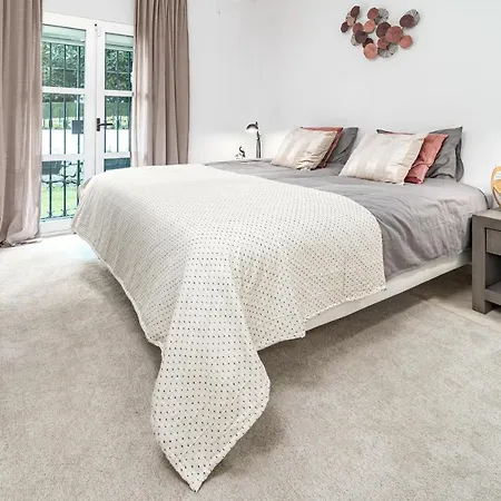 Charming And Modern 3-bedroom Duplex In Aloha Pueblo With Mountain Views Casa vacanze Marbella