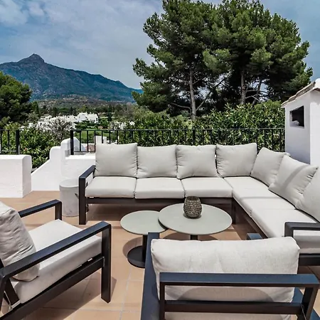 Casa vacanze Charming And Modern 3-bedroom Duplex In Aloha Pueblo With Mountain Views Marbella