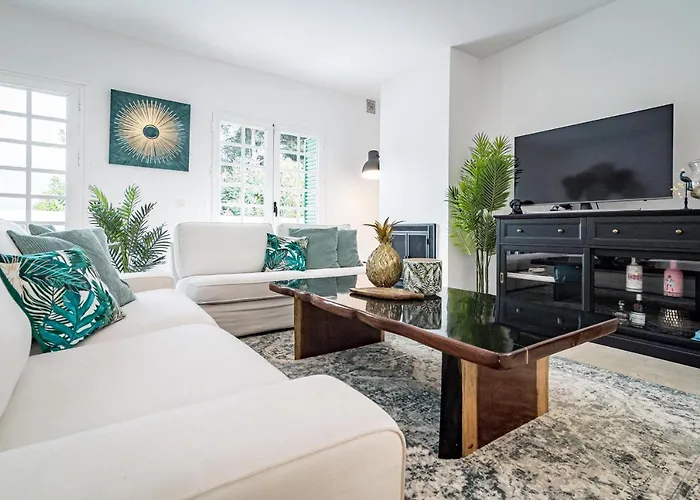 Casa vacanze Charming And Modern 3-bedroom Duplex In Aloha Pueblo With Mountain Views Marbella