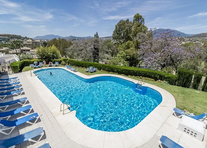 Charming And Modern 3-bedroom Duplex In Aloha Pueblo With Mountain Views Casa vacanze Marbella