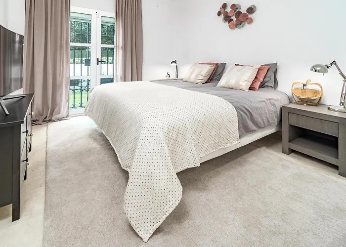 Charming And Modern 3-bedroom Duplex In Aloha Pueblo With Mountain Views Casa vacanze Marbella
