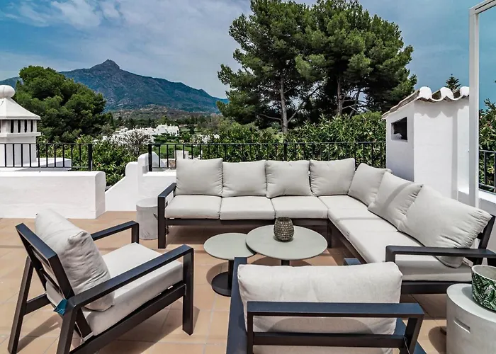 Casa vacanze Charming And Modern 3-bedroom Duplex In Aloha Pueblo With Mountain Views Marbella