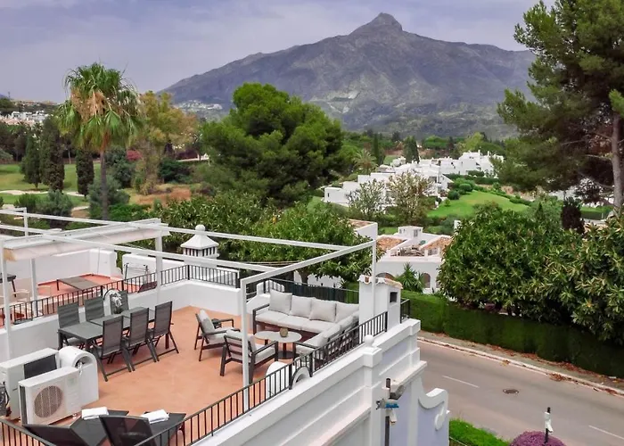 Charming And Modern 3-bedroom Duplex In Aloha Pueblo With Mountain Views Casa vacanze Marbella