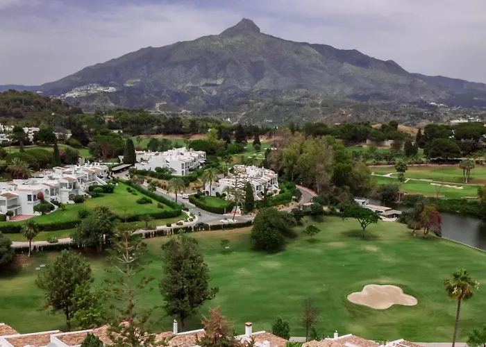 Charming And Modern 3-bedroom Duplex In Aloha Pueblo With Mountain Views Casa vacanze Marbella